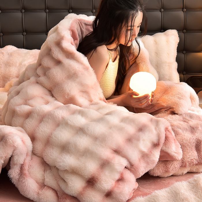 91家纺网 家纺一手货源 找家纺 同田家纺 2023直播热款牛奶绒兔毛四件套兔兔绒牛奶绒四件套 七彩粉-牛奶绒泡泡印花粉