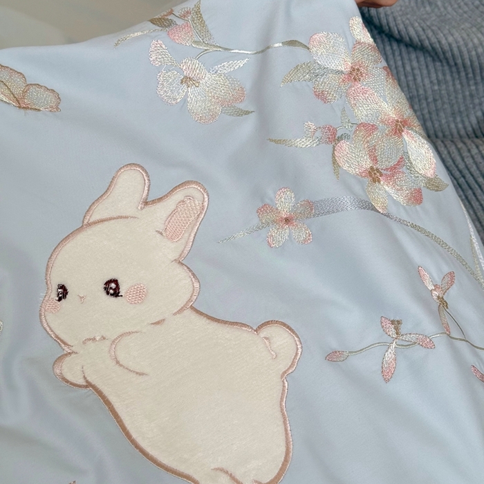 91家纺网 家纺一手货源 找家纺 鹿班家居 2025年秋冬款100S全棉磨毛贴布绣系列——月光兔 标准会员-20元 蓝色