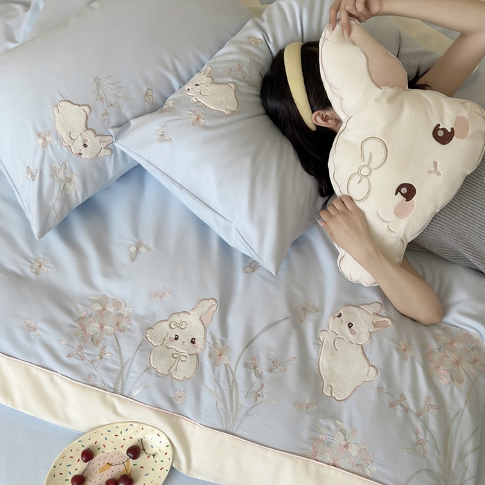 91家纺网 家纺一手货源 找家纺 鹿班家居 2025年秋冬款100S全棉磨毛贴布绣系列——月光兔 标准会员-20元 蓝色