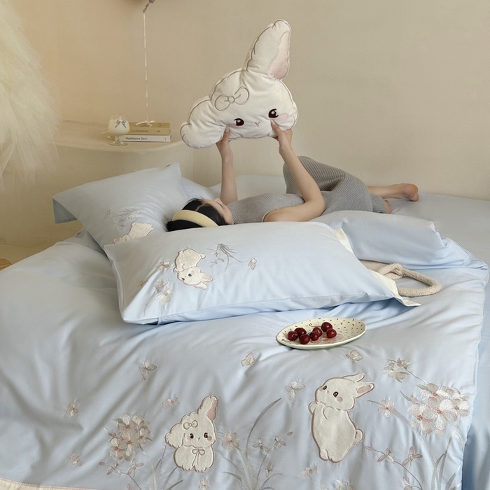 91家纺网 家纺一手货源 找家纺 鹿班家居 2025年秋冬款100S全棉磨毛贴布绣系列——月光兔 标准会员-20元 蓝色