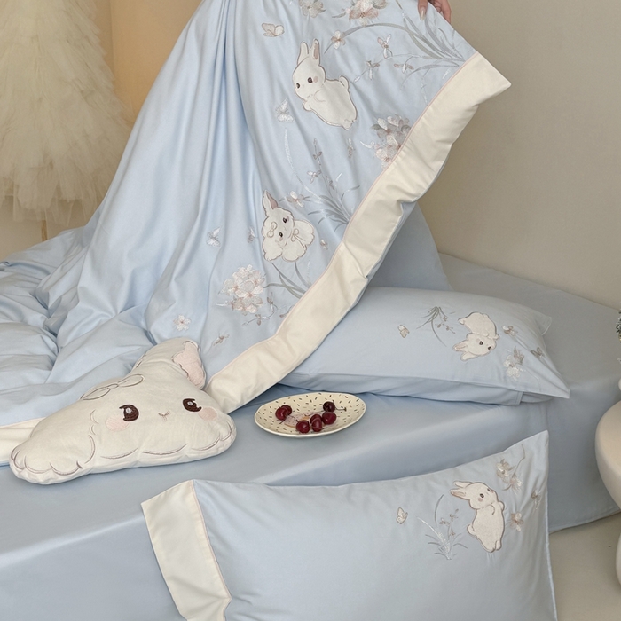 91家纺网 家纺一手货源 找家纺 鹿班家居 2025年秋冬款100S全棉磨毛贴布绣系列——月光兔 标准会员-20元 蓝色