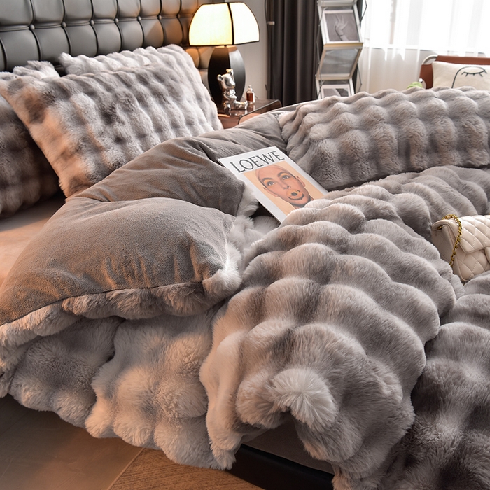 91家纺网 家纺一手货源 找家纺 同田家纺 2023直播热款牛奶绒兔毛四件套兔兔绒牛奶绒四件套 七彩灰-牛奶绒泡泡印花灰