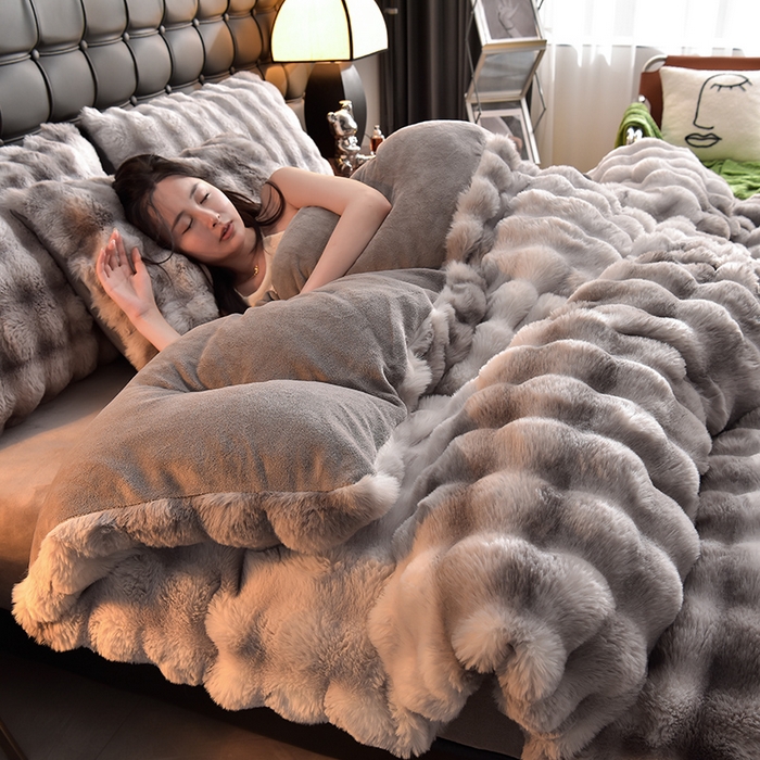 91家纺网 家纺一手货源 找家纺 同田家纺 2023直播热款牛奶绒兔毛四件套兔兔绒牛奶绒四件套 七彩灰-牛奶绒泡泡印花灰