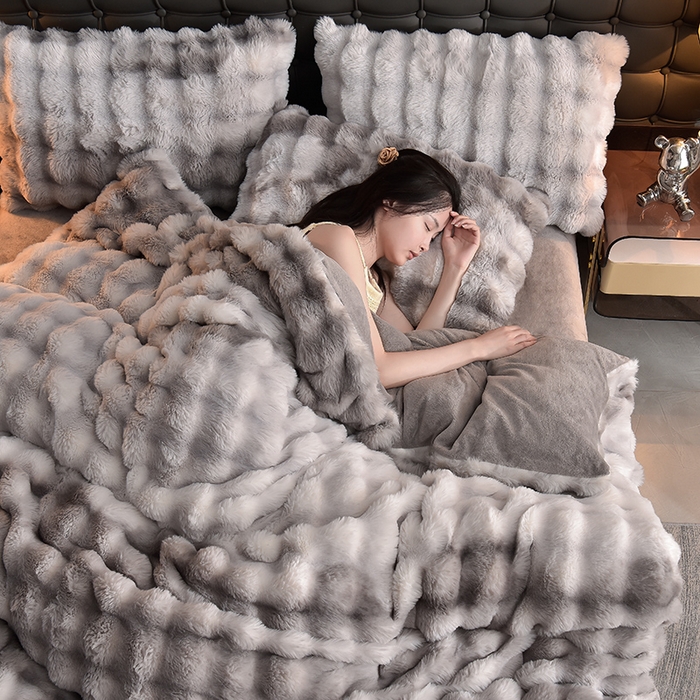 91家纺网 家纺一手货源 找家纺 同田家纺 2023直播热款牛奶绒兔毛四件套兔兔绒牛奶绒四件套 七彩灰-牛奶绒泡泡印花灰