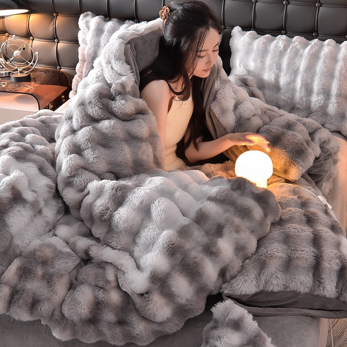 91家纺网 家纺一手货源 找家纺 同田家纺 2023直播热款牛奶绒兔毛四件套兔兔绒牛奶绒四件套 七彩灰-牛奶绒泡泡印花灰