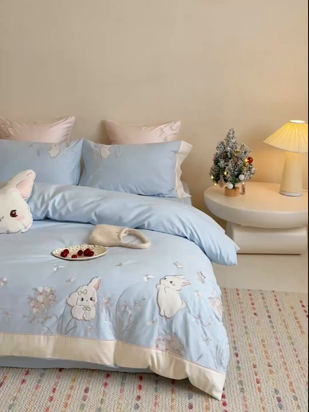 91家纺网 家纺一手货源 找家纺 鹿班家居 2025年秋冬款100S全棉磨毛贴布绣系列——月光兔 标准会员-20元 蓝色