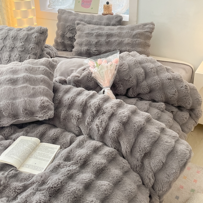 91家纺网 家纺一手货源 找家纺 同田家纺 2023直播热款牛奶绒兔毛四件套兔兔绒牛奶绒四件套 轻奢灰-牛奶绒泡泡灰