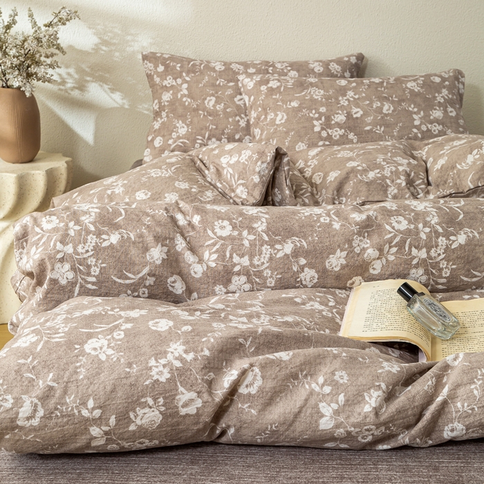 91家纺网 家纺一手货源 找家纺 七里香 2025秋冬新品A类加厚高克重原麻复古风亚麻皱皱纱印花四件套 花蕾-咖