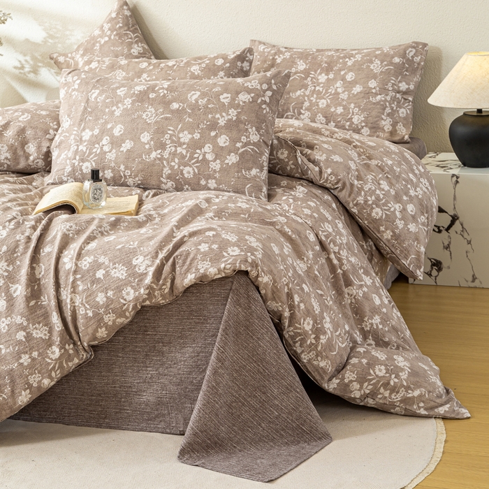 91家纺网 家纺一手货源 找家纺 七里香 2025秋冬新品A类加厚高克重原麻复古风亚麻皱皱纱印花四件套 花蕾-咖