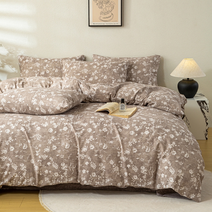 91家纺网 家纺一手货源 找家纺 七里香 2025秋冬新品A类加厚高克重原麻复古风亚麻皱皱纱印花四件套 花蕾-咖