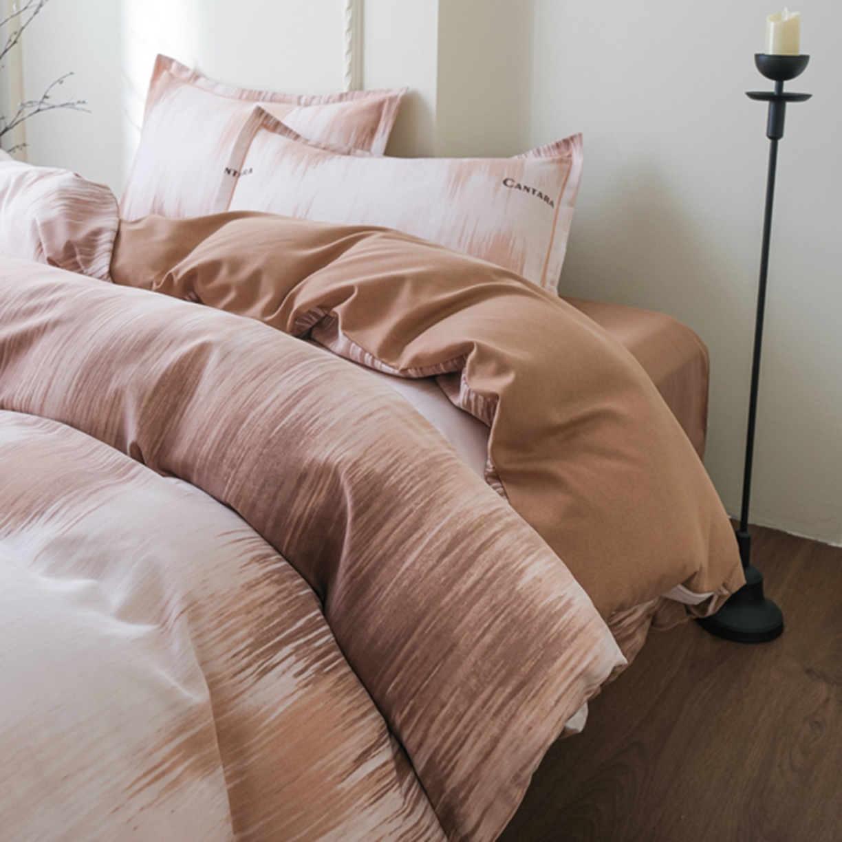 91家纺网 家纺一手货源 找家纺 慕绸家纺（原萌宝老粗布厂家） 2025秋冬新款加厚纯棉磨毛印花四件套 焦糖慕斯