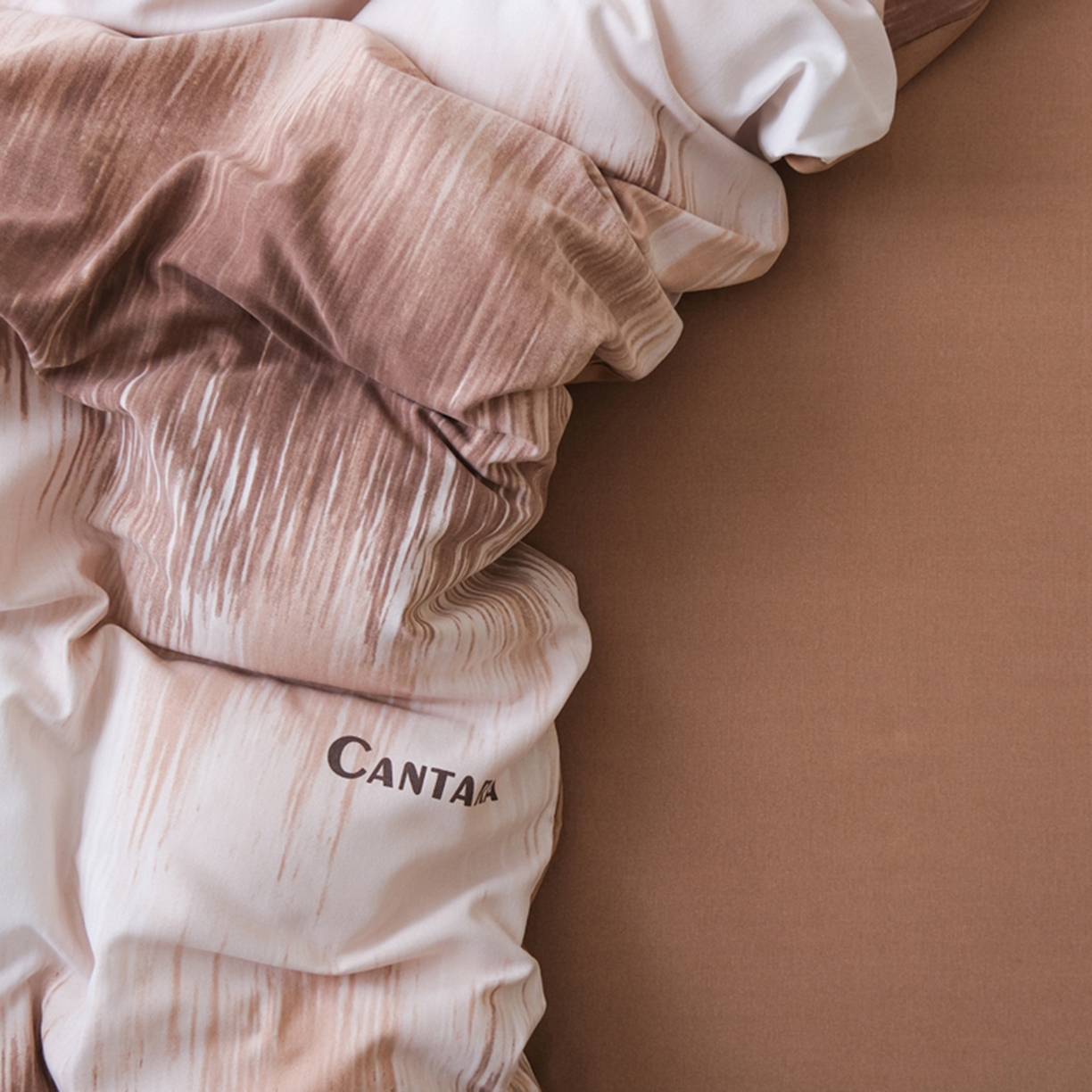 91家纺网 家纺一手货源 找家纺 慕绸家纺（原萌宝老粗布厂家） 2025秋冬新款加厚纯棉磨毛印花四件套 焦糖慕斯