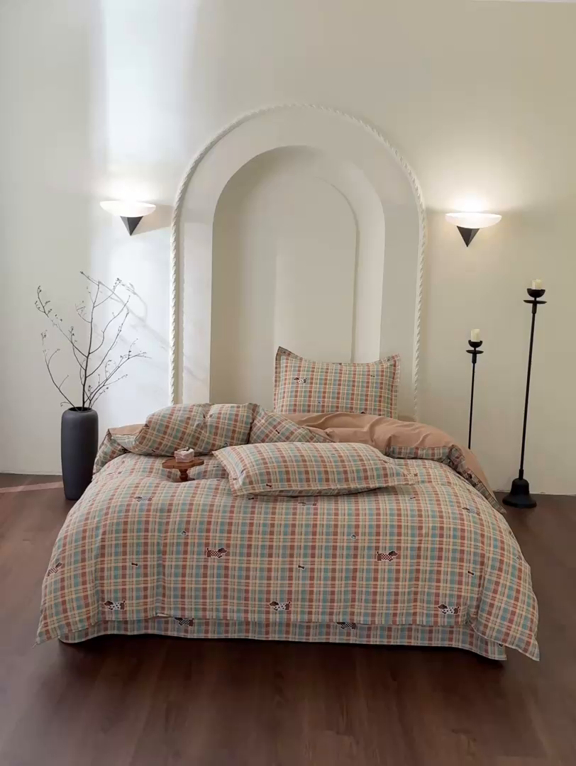 91家纺网 家纺一手货源 找家纺 慕绸家纺（原萌宝老粗布厂家） 2025秋冬新款加厚纯棉磨毛印花四件套 美式香肠狗