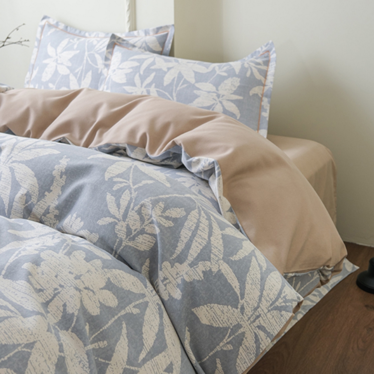 91家纺网 家纺一手货源 找家纺 慕绸家纺（原萌宝老粗布厂家） 2025秋冬新款加厚纯棉磨毛印花四件套 轻叶蓝