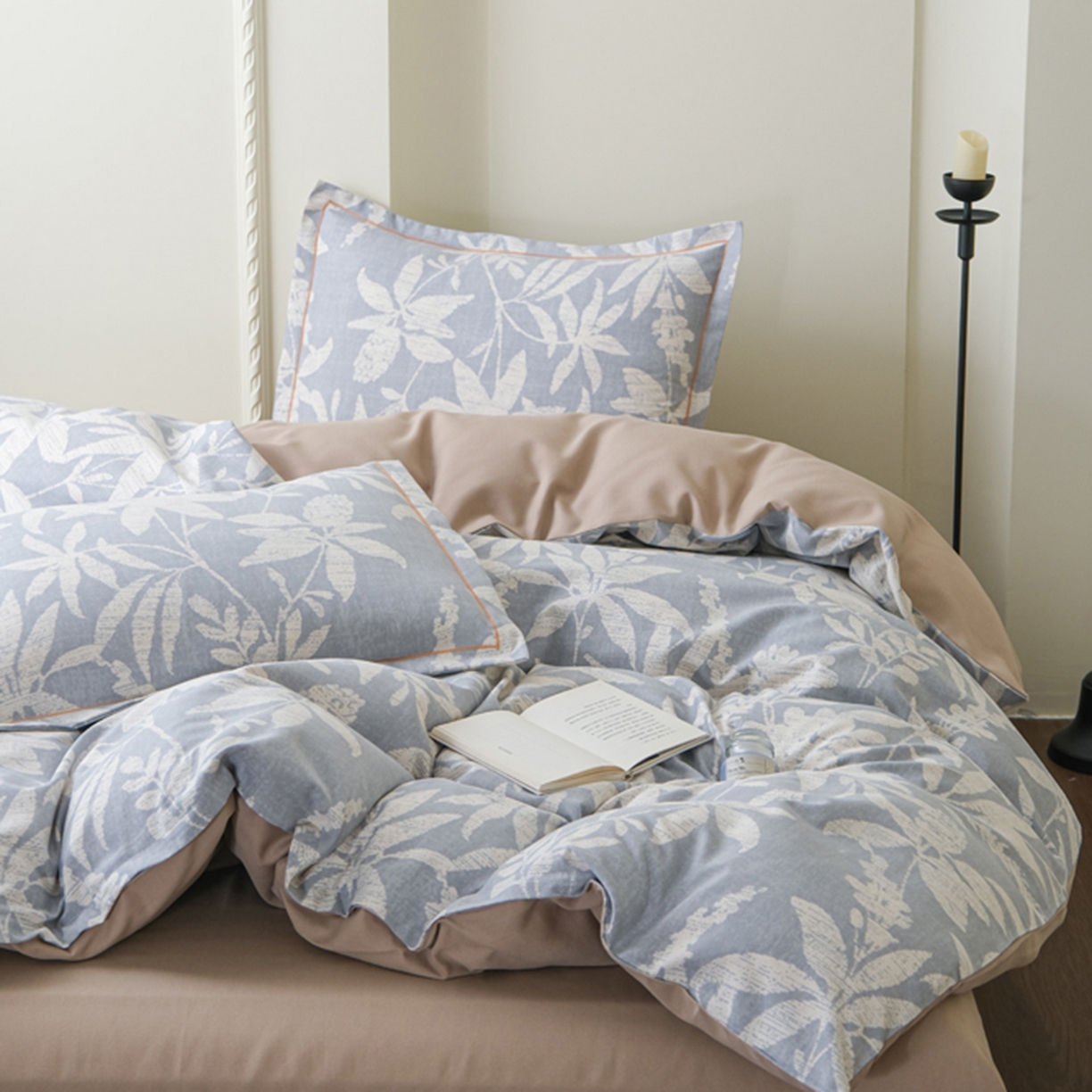 91家纺网 家纺一手货源 找家纺 慕绸家纺（原萌宝老粗布厂家） 2025秋冬新款加厚纯棉磨毛印花四件套 轻叶蓝