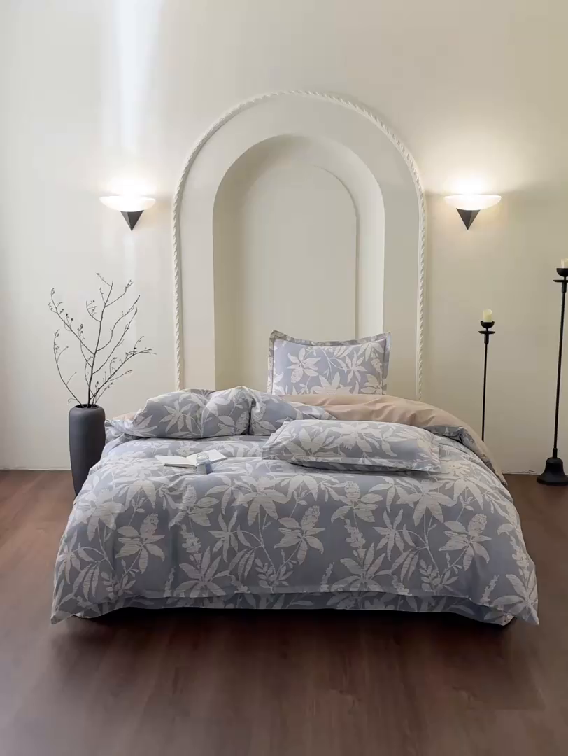 91家纺网 家纺一手货源 找家纺 慕绸家纺（原萌宝老粗布厂家） 2025秋冬新款加厚纯棉磨毛印花四件套 轻叶蓝