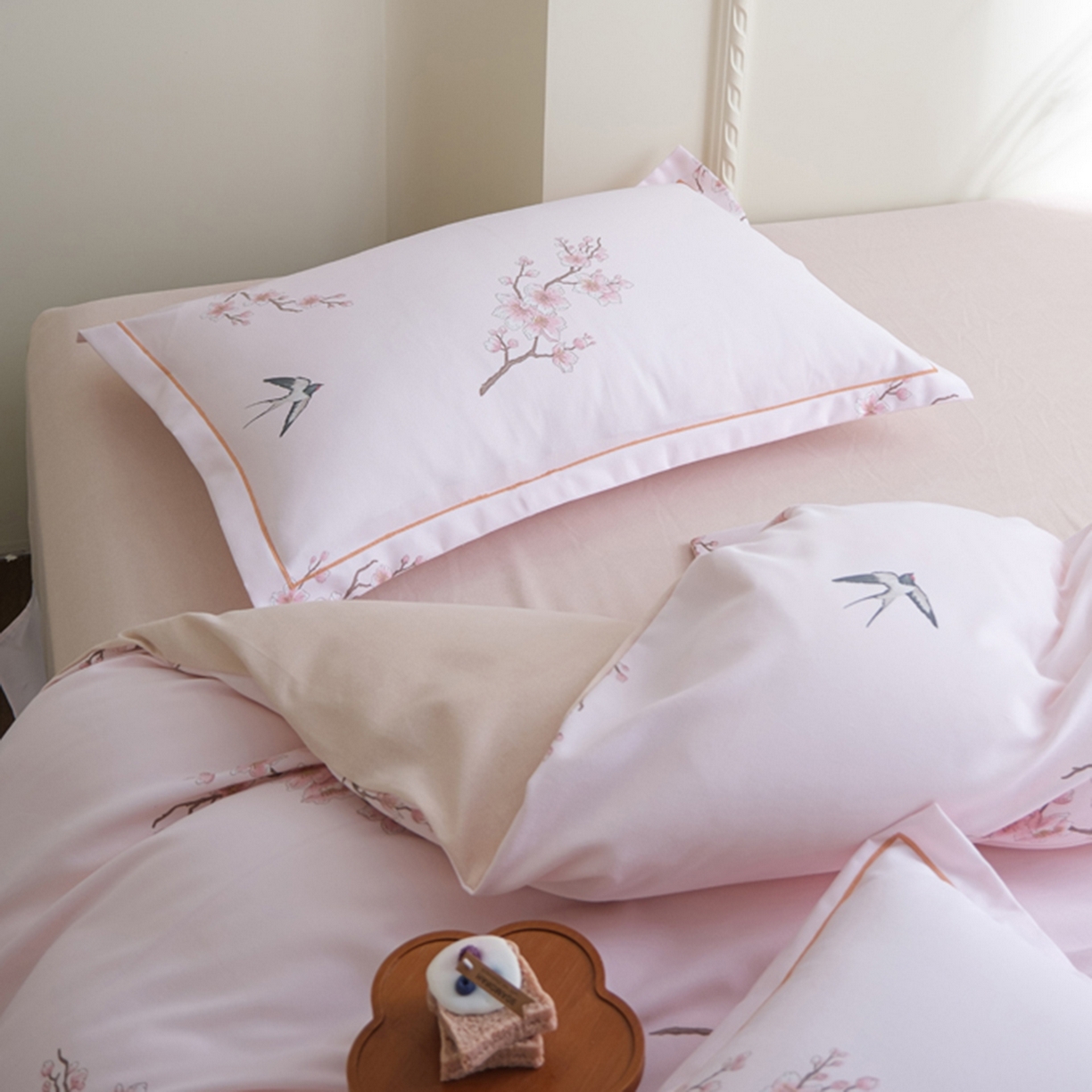 91家纺网 家纺一手货源 找家纺 慕绸家纺（原萌宝老粗布厂家） 2025秋冬新款加厚纯棉磨毛印花四件套 桃喜