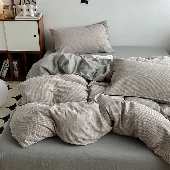 91家纺网 家纺一手货源 找家纺 水洗的故事（原有乐家） 2025新款秋冬全棉贡缎色织提花条纹款四件套 从简-灰