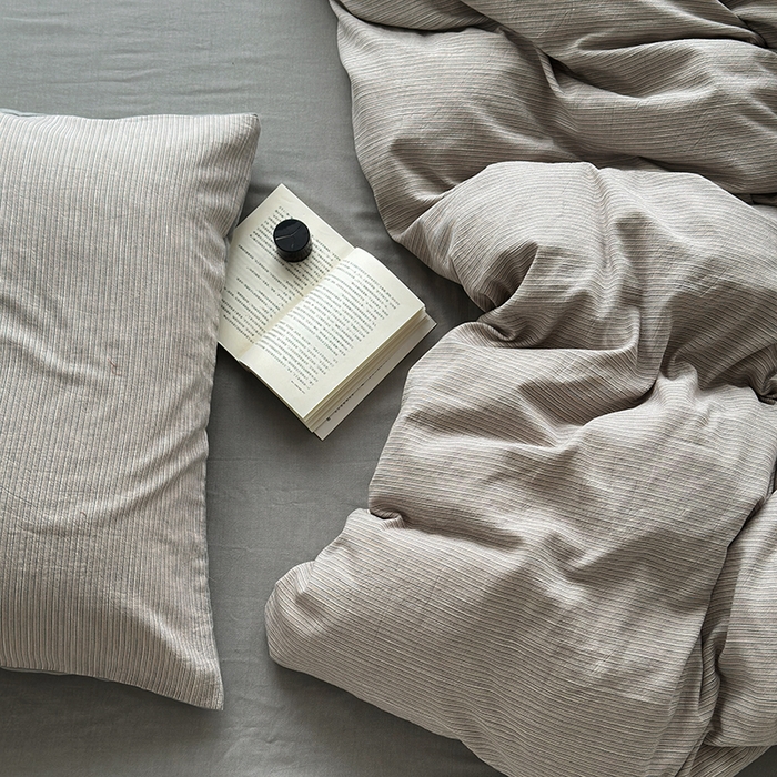 91家纺网 家纺一手货源 找家纺 水洗的故事（原有乐家） 2025新款秋冬全棉贡缎色织提花条纹款四件套 从简-灰