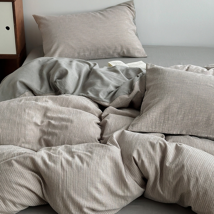 91家纺网 家纺一手货源 找家纺 水洗的故事（原有乐家） 2025新款秋冬全棉贡缎色织提花条纹款四件套 从简-灰