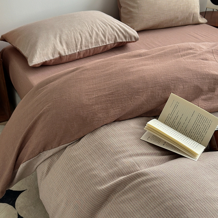 91家纺网 家纺一手货源 找家纺 水洗的故事（原有乐家） 2025新款秋冬全棉贡缎色织提花条纹款四件套 从简-咖