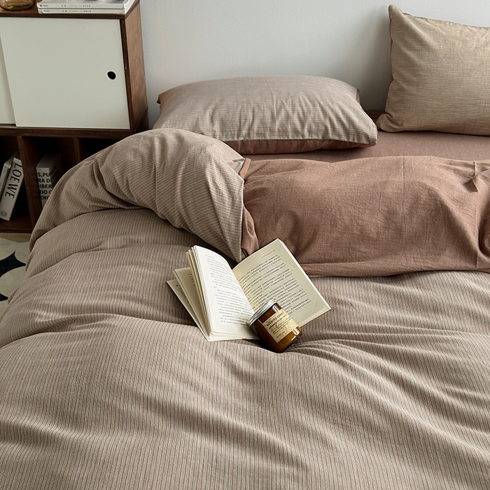 91家纺网 家纺一手货源 找家纺 水洗的故事（原有乐家） 2025新款秋冬全棉贡缎色织提花条纹款四件套 从简-咖