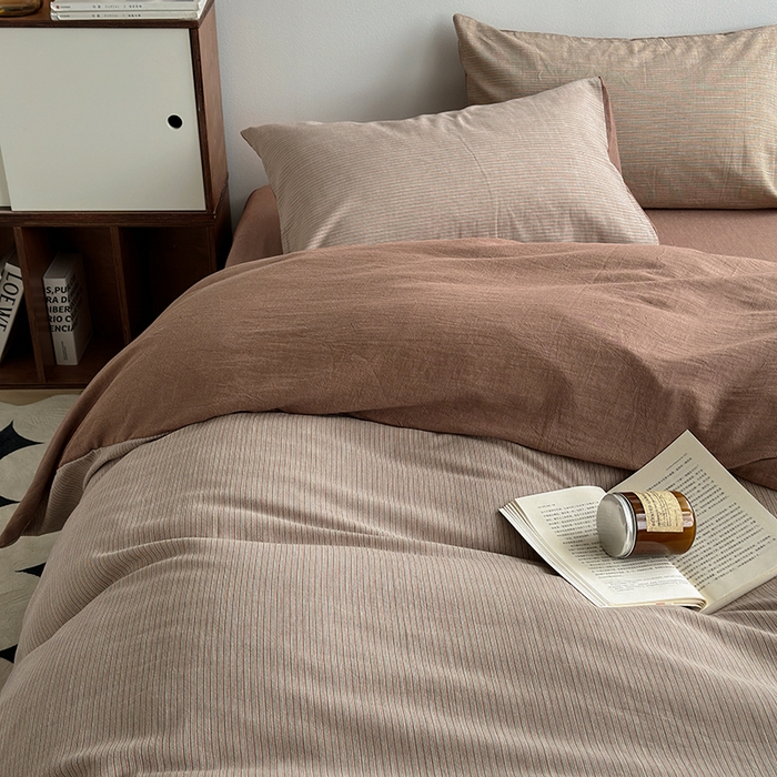 91家纺网 家纺一手货源 找家纺 水洗的故事（原有乐家） 2025新款秋冬全棉贡缎色织提花条纹款四件套 从简-咖