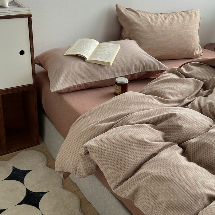 91家纺网 家纺一手货源 找家纺 水洗的故事（原有乐家） 2025新款秋冬全棉贡缎色织提花条纹款四件套 从简-咖