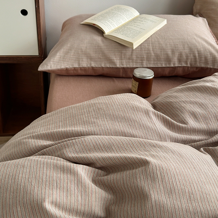 91家纺网 家纺一手货源 找家纺 水洗的故事（原有乐家） 2025新款秋冬全棉贡缎色织提花条纹款四件套 从简-咖