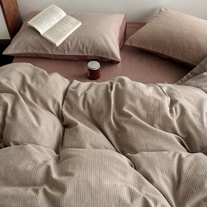 91家纺网 家纺一手货源 找家纺 水洗的故事（原有乐家） 2025新款秋冬全棉贡缎色织提花条纹款四件套 从简-咖