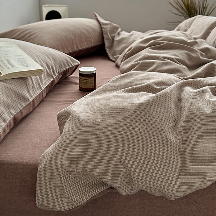 91家纺网 家纺一手货源 找家纺 水洗的故事（原有乐家） 2025新款秋冬全棉贡缎色织提花条纹款四件套 从简-咖