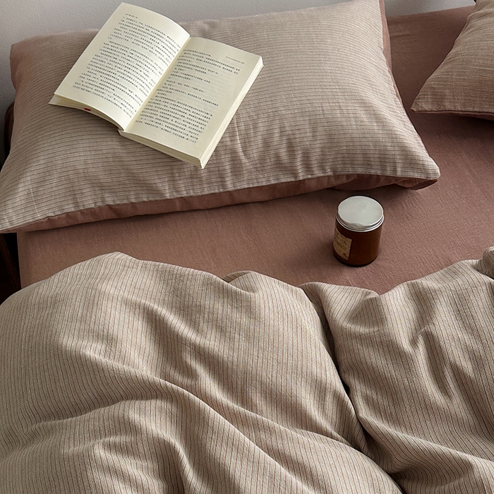 91家纺网 家纺一手货源 找家纺 水洗的故事（原有乐家） 2025新款秋冬全棉贡缎色织提花条纹款四件套 从简-咖