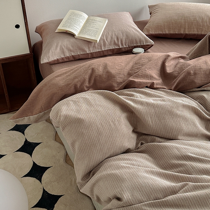 91家纺网 家纺一手货源 找家纺 水洗的故事（原有乐家） 2025新款秋冬全棉贡缎色织提花条纹款四件套 从简-咖