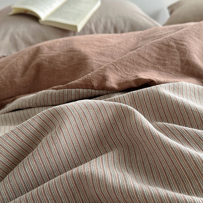 91家纺网 家纺一手货源 找家纺 水洗的故事（原有乐家） 2025新款秋冬全棉贡缎色织提花条纹款四件套 从简-咖