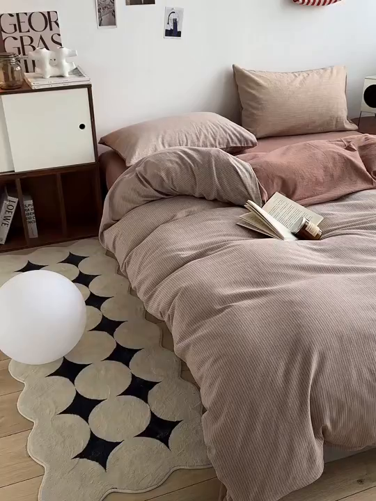 91家纺网 家纺一手货源 找家纺 水洗的故事（原有乐家） 2025新款秋冬全棉贡缎色织提花条纹款四件套 从简-咖