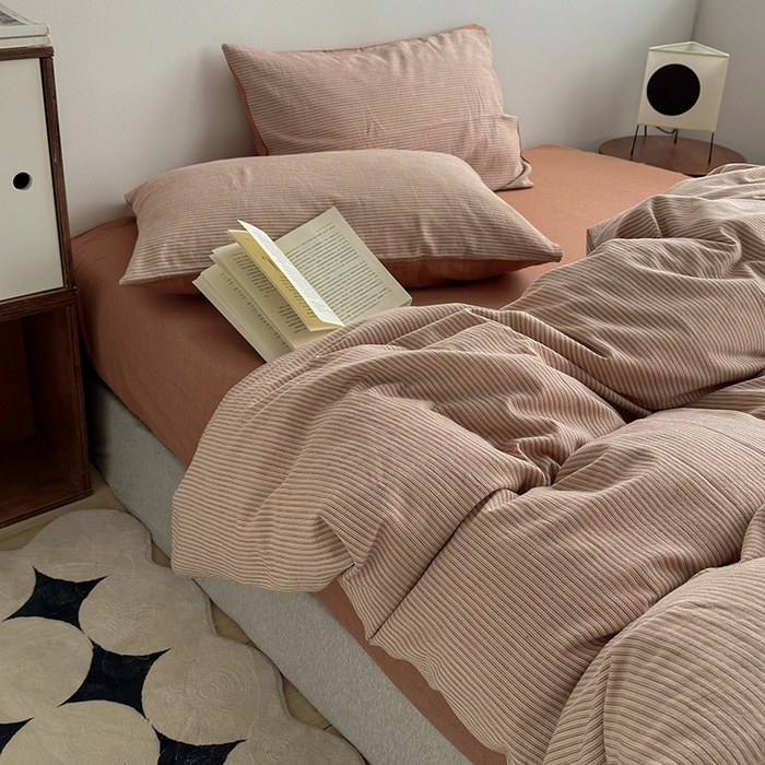 91家纺网 家纺一手货源 找家纺 水洗的故事（原有乐家） 2025新款秋冬全棉贡缎色织提花条纹款四件套 从简-奶橘