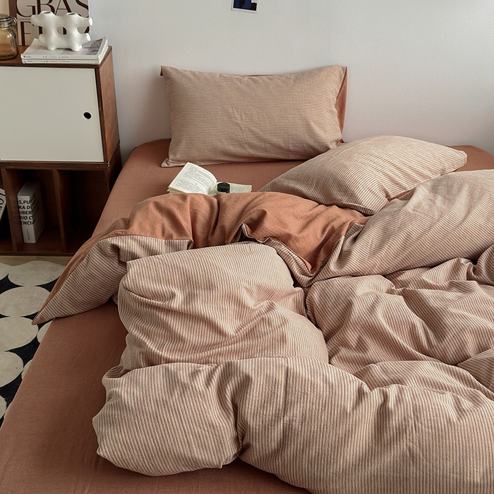 91家纺网 家纺一手货源 找家纺 水洗的故事（原有乐家） 2025新款秋冬全棉贡缎色织提花条纹款四件套 从简-奶橘