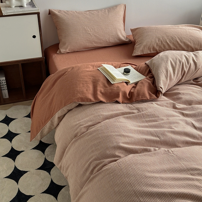 91家纺网 家纺一手货源 找家纺 水洗的故事（原有乐家） 2025新款秋冬全棉贡缎色织提花条纹款四件套 从简-奶橘