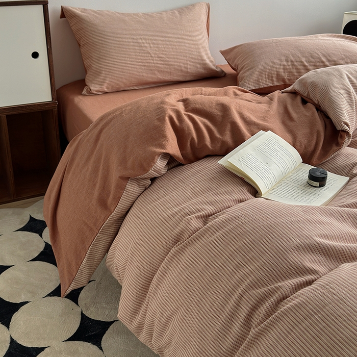 91家纺网 家纺一手货源 找家纺 水洗的故事（原有乐家） 2025新款秋冬全棉贡缎色织提花条纹款四件套 从简-奶橘