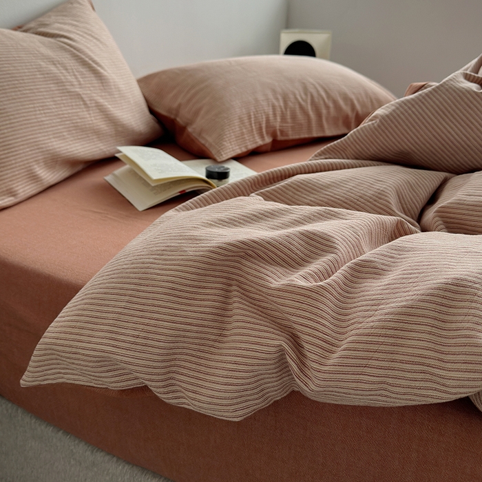 91家纺网 家纺一手货源 找家纺 水洗的故事（原有乐家） 2025新款秋冬全棉贡缎色织提花条纹款四件套 从简-奶橘