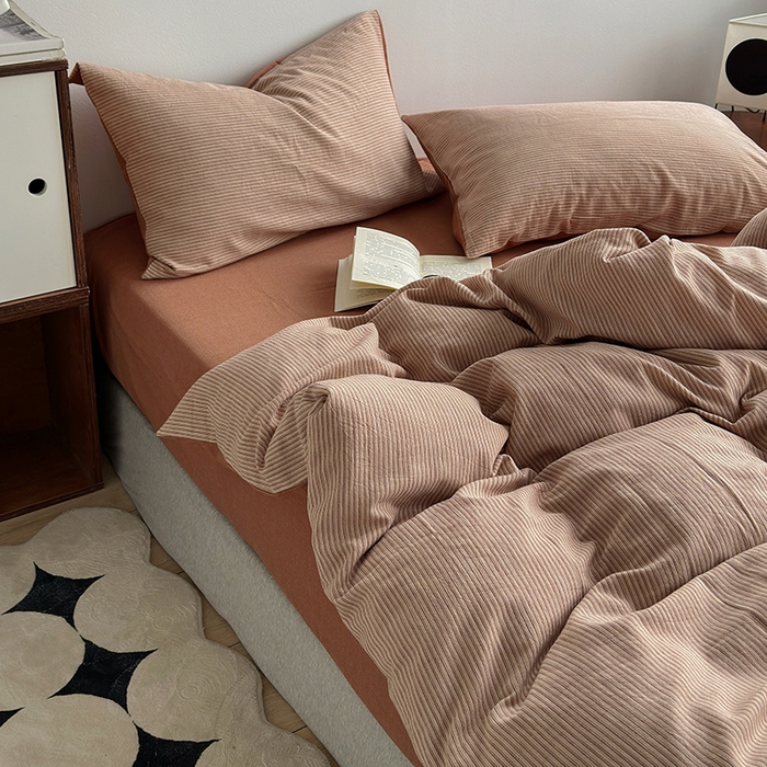 91家纺网 家纺一手货源 找家纺 水洗的故事（原有乐家） 2025新款秋冬全棉贡缎色织提花条纹款四件套 从简-奶橘