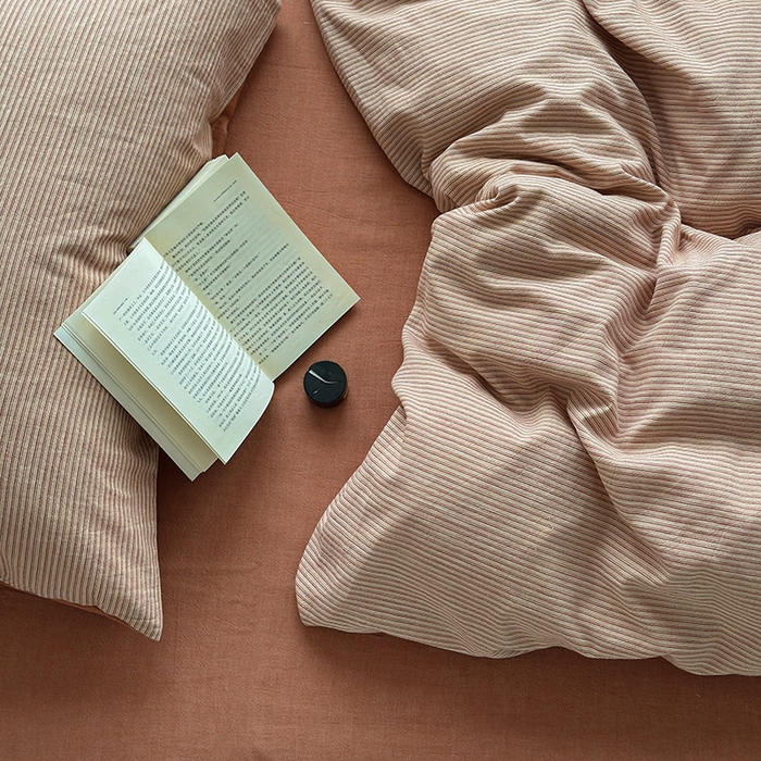 91家纺网 家纺一手货源 找家纺 水洗的故事（原有乐家） 2025新款秋冬全棉贡缎色织提花条纹款四件套 从简-奶橘