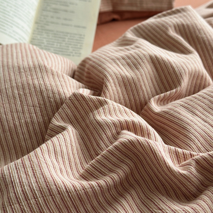 91家纺网 家纺一手货源 找家纺 水洗的故事（原有乐家） 2025新款秋冬全棉贡缎色织提花条纹款四件套 从简-奶橘