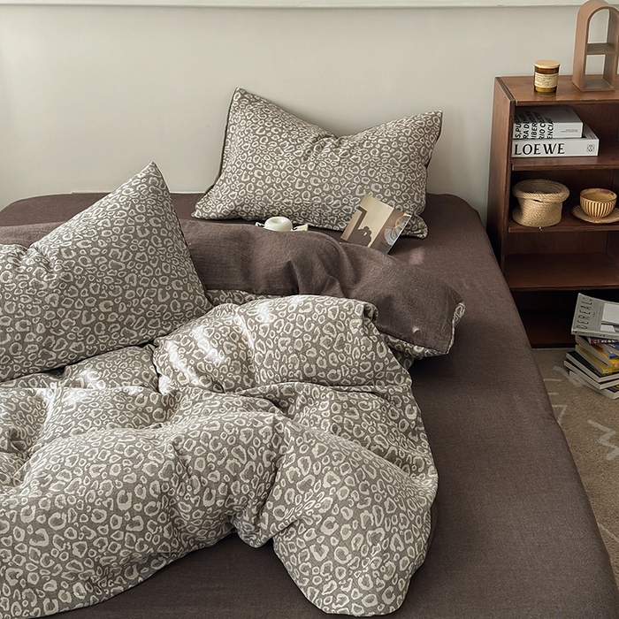 91家纺网 家纺一手货源 找家纺 水洗的故事（原有乐家） 2025新款秋冬60s全棉贡缎色织大提花四件套 豹纹-咖