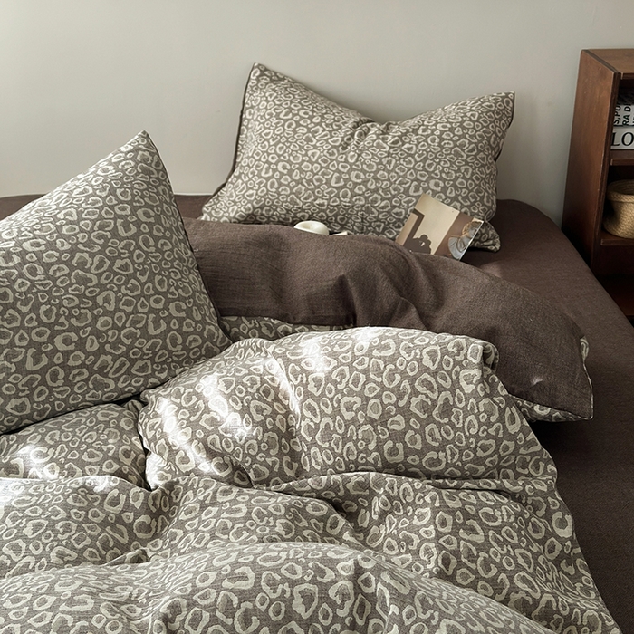 91家纺网 家纺一手货源 找家纺 水洗的故事（原有乐家） 2025新款秋冬60s全棉贡缎色织大提花四件套 豹纹-咖