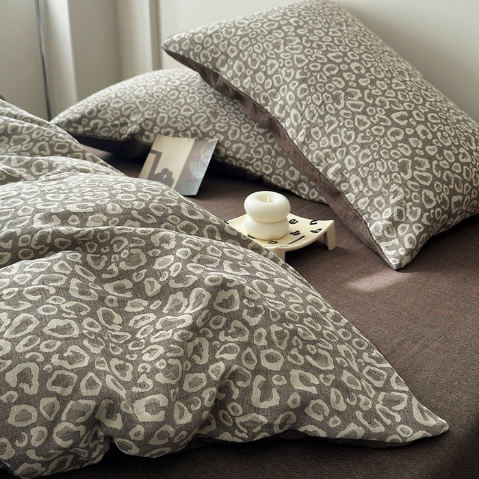 91家纺网 家纺一手货源 找家纺 水洗的故事（原有乐家） 2025新款秋冬60s全棉贡缎色织大提花四件套 豹纹-咖