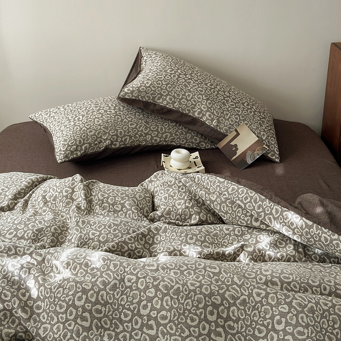 91家纺网 家纺一手货源 找家纺 水洗的故事（原有乐家） 2025新款秋冬60s全棉贡缎色织大提花四件套 豹纹-咖