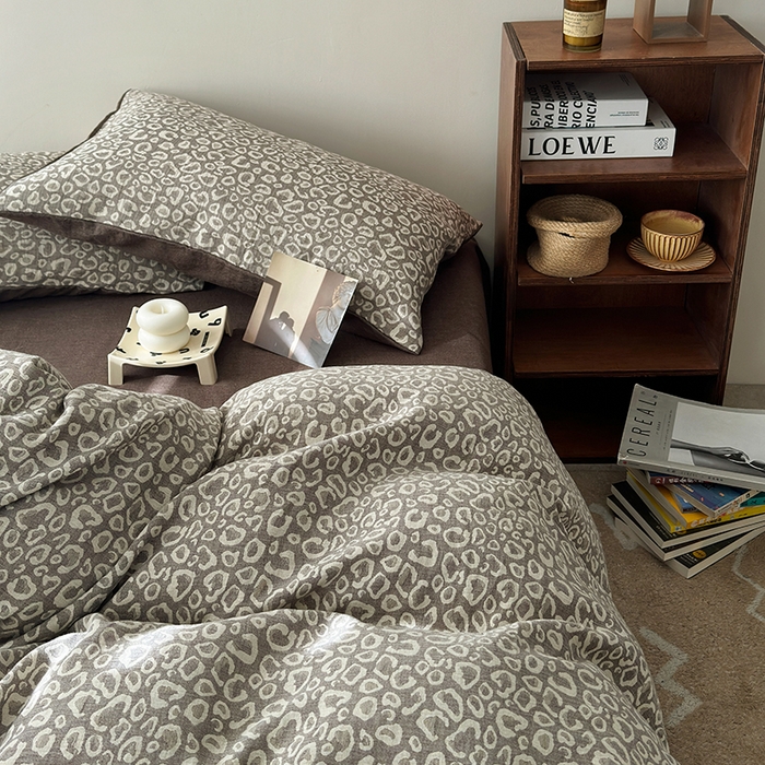 91家纺网 家纺一手货源 找家纺 水洗的故事（原有乐家） 2025新款秋冬60s全棉贡缎色织大提花四件套 豹纹-咖