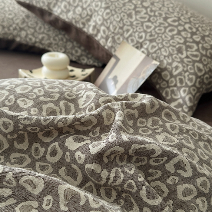 91家纺网 家纺一手货源 找家纺 水洗的故事（原有乐家） 2025新款秋冬60s全棉贡缎色织大提花四件套 豹纹-咖