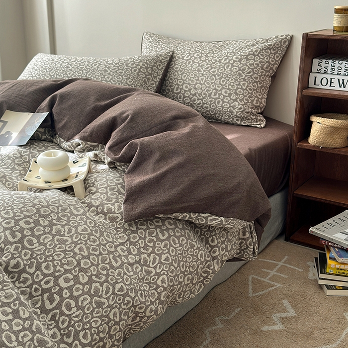 91家纺网 家纺一手货源 找家纺 水洗的故事（原有乐家） 2025新款秋冬60s全棉贡缎色织大提花四件套 豹纹-咖